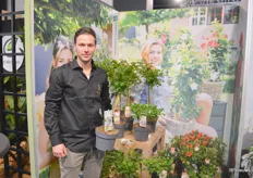 Donny van der Burg van Bright Plants heeft vanaf week 16 weer stamrozen in potmaat 19 cm beschikbaar.